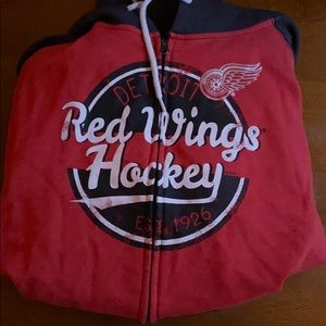 Red wings zip up